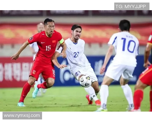 女裁判与足球明星亲密合影展现体育精神与性别平等的美好瞬间