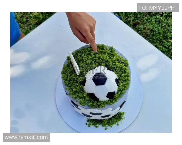 足球明星庆生时刻分享蜡烛许愿瞬间的温馨与感动