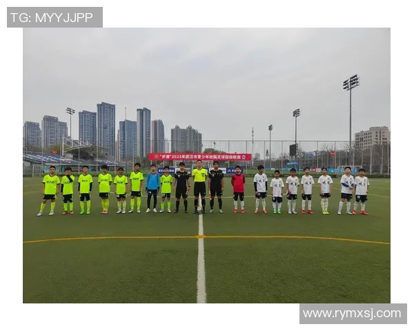 足球明星齐聚武汉激情对决点燃比赛日盛况 足球明星齐聚武汉激情对决点燃比赛日盛况