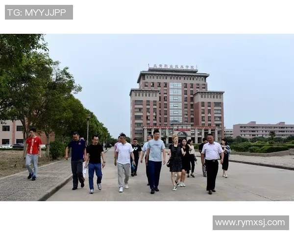 上海羽毛球队的意识与发展探讨:提升竞技水平与团队精神的双重路径 上海羽毛球队的意识与发展探讨:提升竞技水平与团队精神的双重路径