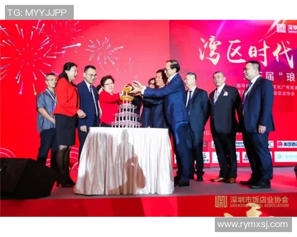 不同足球明星齐聚一堂盛况空前共同上台领奖展现荣耀与友谊 不同足球明星齐聚一堂盛况空前共同上台领奖展现荣耀与友谊