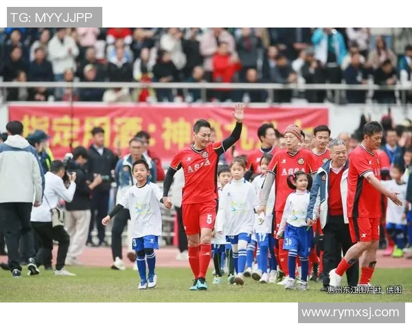 足球明星谦逊待人展现真诚魅力不耍大牌赢得球迷心声 足球明星谦逊待人展现真诚魅力不耍大牌赢得球迷心声